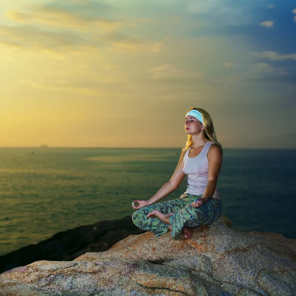 Медитація під час заходу сонця — стокове фото