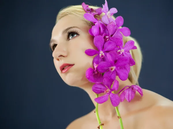 Женщина с орхидеей — стоковое фото