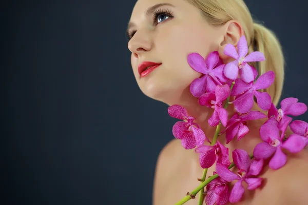Frau mit Orchidee — Stockfoto