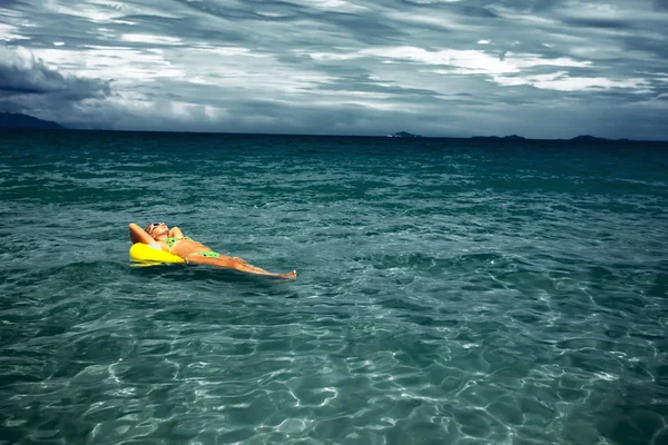 Mujer en un océano —  Fotos de Stock