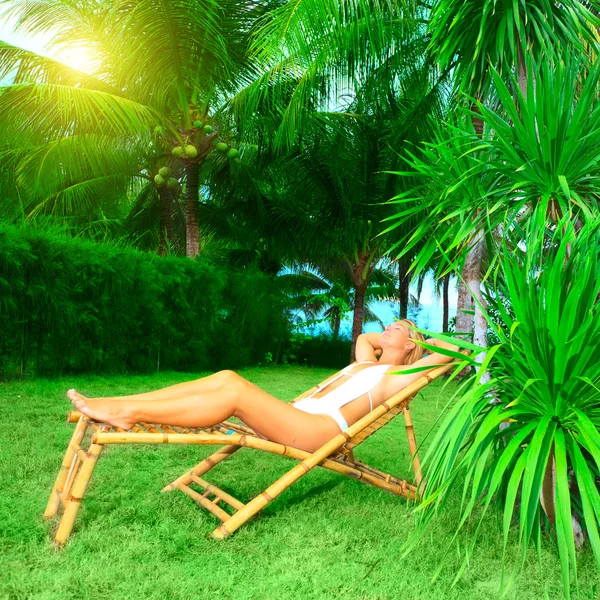 Woman sunbathing — Stock Photo, Image