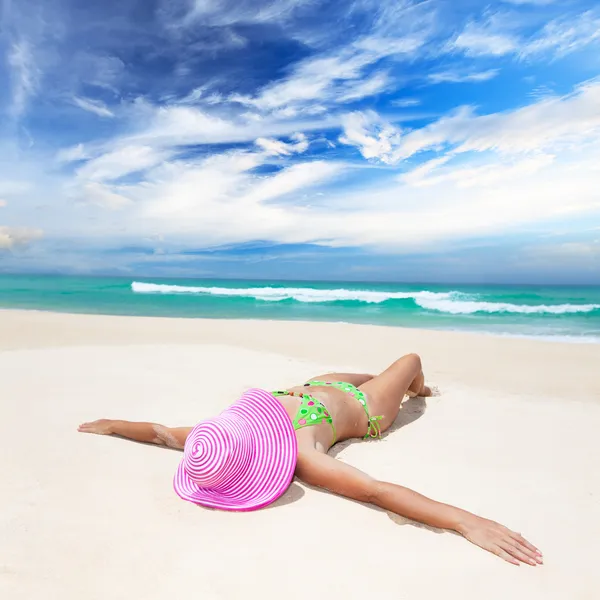 Женщина на пляже Лицензионные Стоковые Изображения