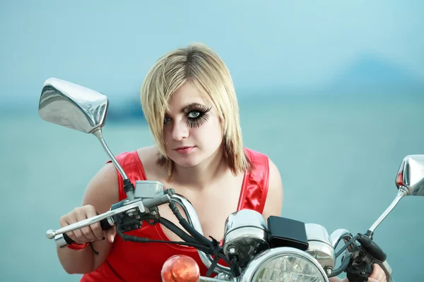 Vrouw met een motorfiets — Stockfoto