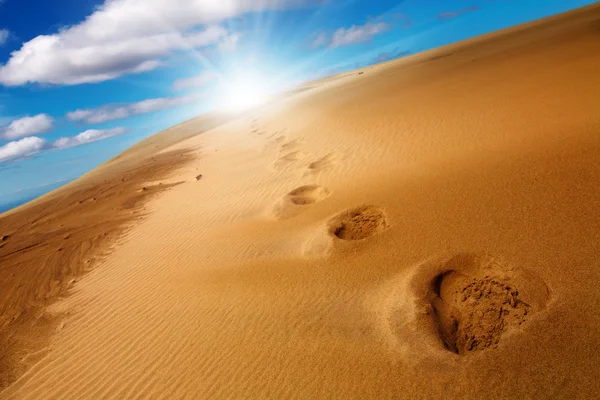 Pegadas na duna de areia — Fotografia de Stock