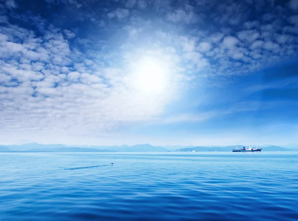 Blauer Himmel und Ozean — Stockfoto