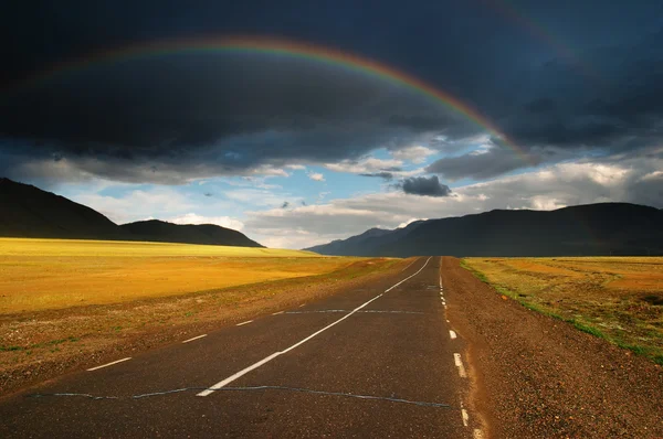 Arco-íris sobre estrada — Fotografia de Stock