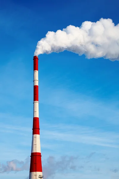 Lucht vervuilende schoorsteen — Stockfoto