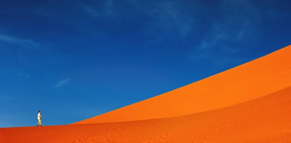 Sand dune climbing — Stock Photo, Image