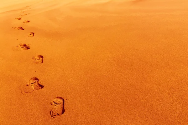 Huellas en la duna de arena — Foto de Stock