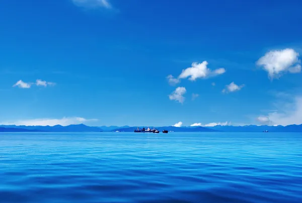 Céu azul e oceano — Fotografia de Stock