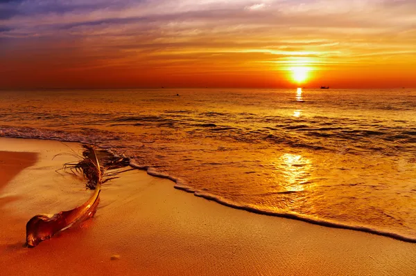 Puesta del sol de oro, isla de Chang, Tailandia — Foto de Stock