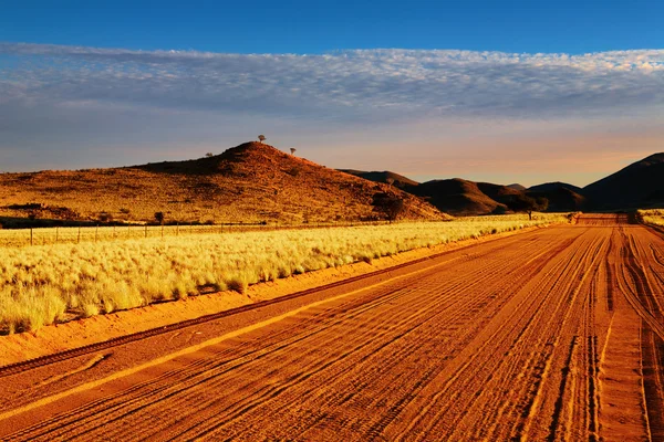 Silnice v poušti kalahari — Stock fotografie