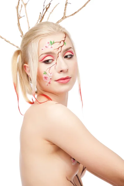 Blondynka w obrazie sakura — Zdjęcie stockowe