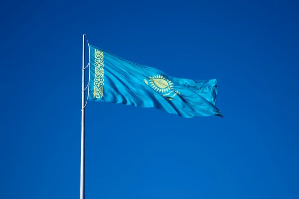 Флаг Республики Казахстан — стоковое фото