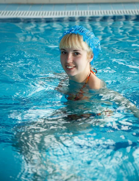 Молодая женщина в бассейне. — стоковое фото
