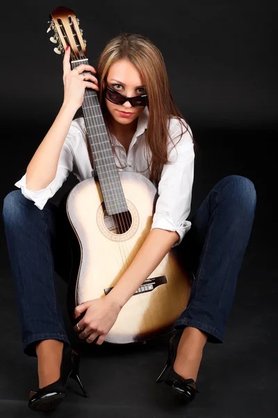 Žena s kytarou. — Stock fotografie