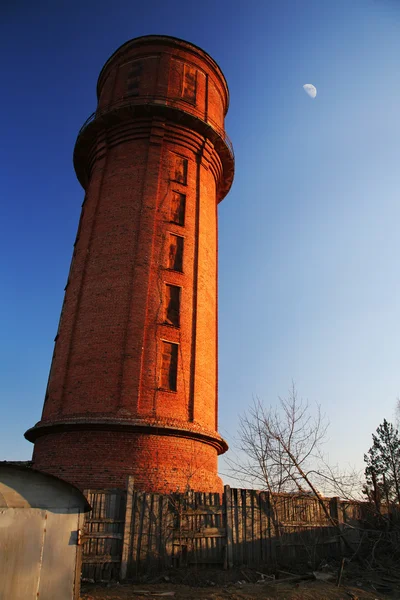 Водонапорная башня на закате — стоковое фото