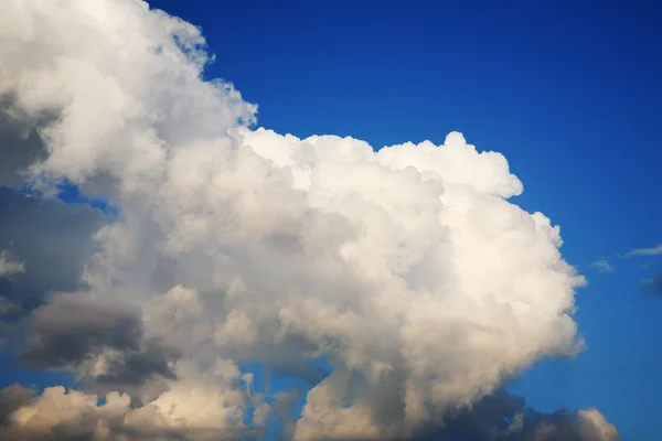 Nubes cúmulos en el cielo — Foto de Stock