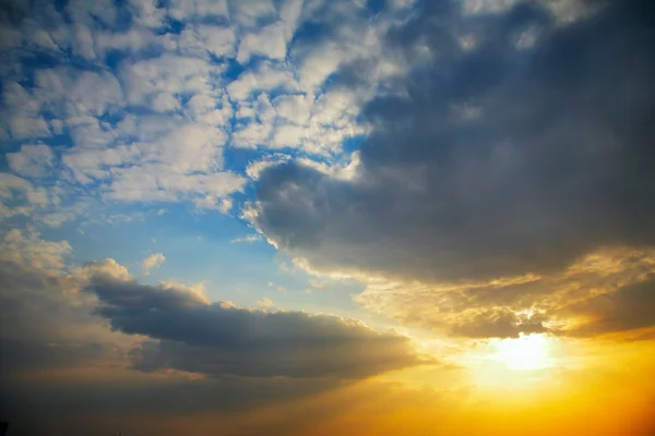 Cielo al tramonto con nuvole — Foto Stock