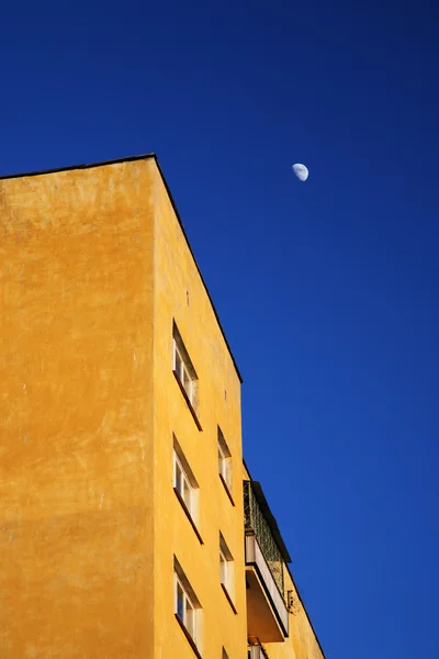 Żółty dom i księżyc na niebie — Zdjęcie stockowe