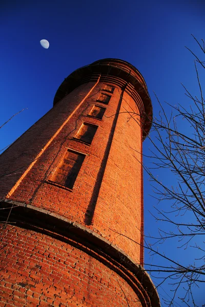 Su kulesine sundown aydınlatma — Stok fotoğraf