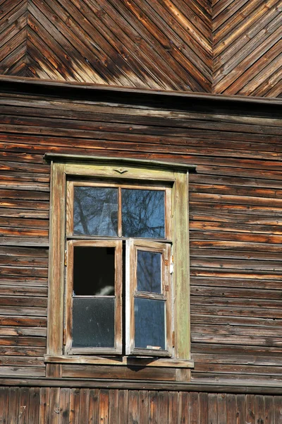 Oude gebroken raam — Stockfoto