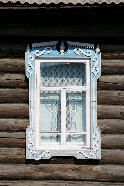 Старомодное фигурное окно — стоковое фото