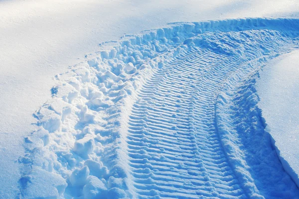 雪の上をスノーモービル トラックします。 — ストック写真