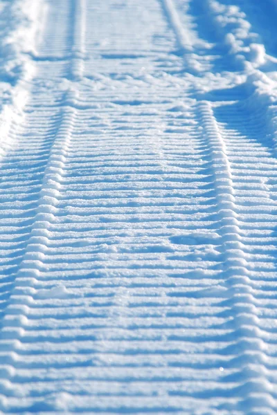 雪地车履带上雪 — 图库照片