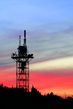 İletişim kulesi silueti gökyüzü günbatımı üzerinde