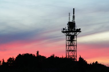 İletişim kulesi silueti gökyüzü günbatımı üzerinde