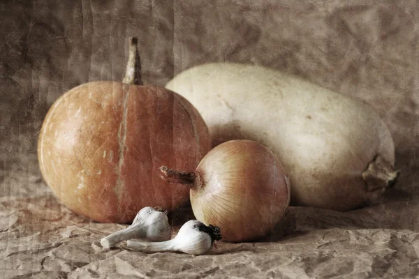 Still life of garlic, pumpkin, onion and marrow — Stock Photo, Image
