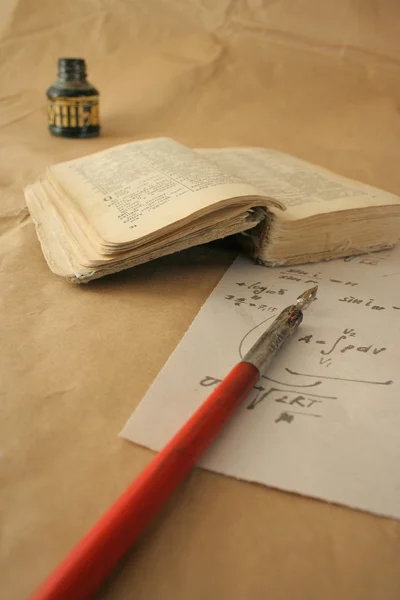 Zeer oude boek en kraai quill — Stockfoto