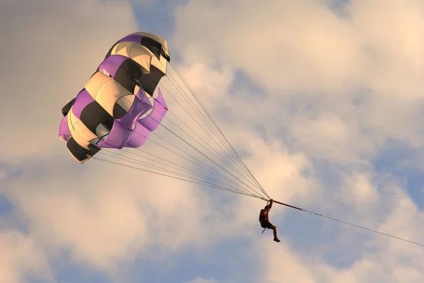 Hombre volando en paracaídas — Foto de Stock