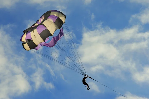 Homme volant sur un parachute — Photo