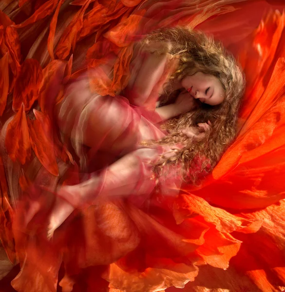 Fille dort dans une fleur de pavot — Photo
