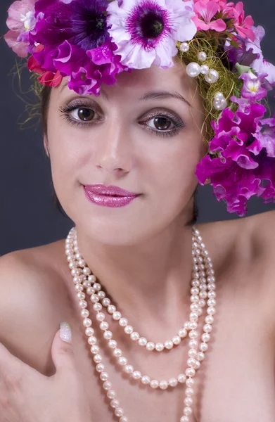 Bella ragazza che indossa una corona di fiori — Foto Stock