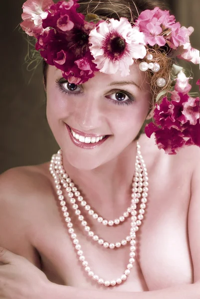 Bella ragazza che indossa una corona di fiori — Foto Stock