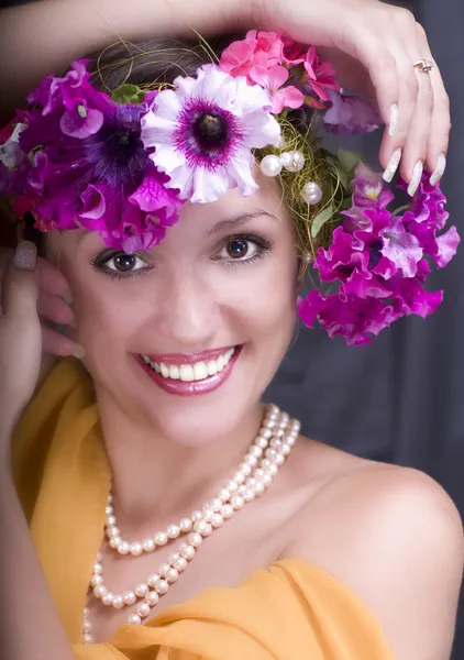 Krásná dívka, která nosí věnec květi — Stock fotografie