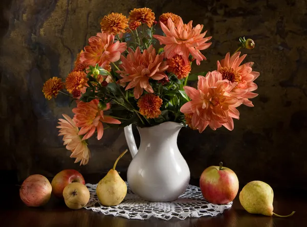 Bodegón con flores de otoño — Foto de Stock