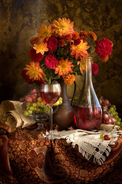 Nature morte avec fleurs d'automne, raisins et vin — Photo