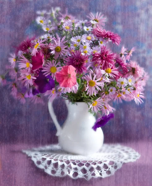 Beyaz bir sürahi içinde çiçek buketi — Stok fotoğraf
