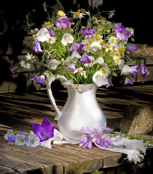 Bouquet de marguerites et cloches en croisière blanche — Photo
