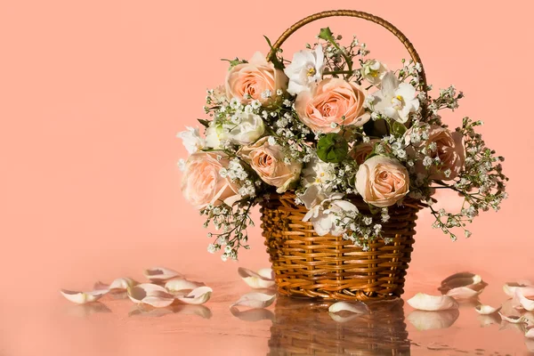 Delicate pink roses and violets in the basket — Stok fotoğraf