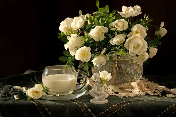 美丽的花束玫瑰和牛奶 — 图库照片
