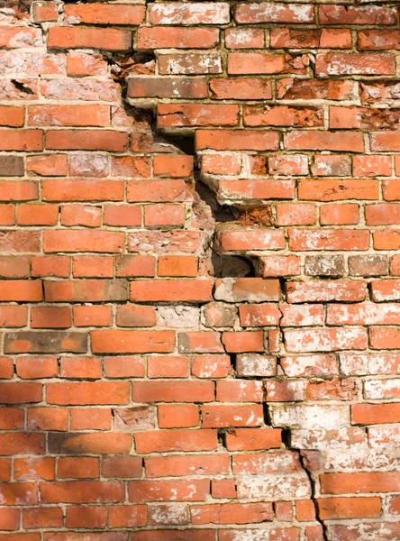 Parede de tijolo com uma grande rachadura — Fotografia de Stock