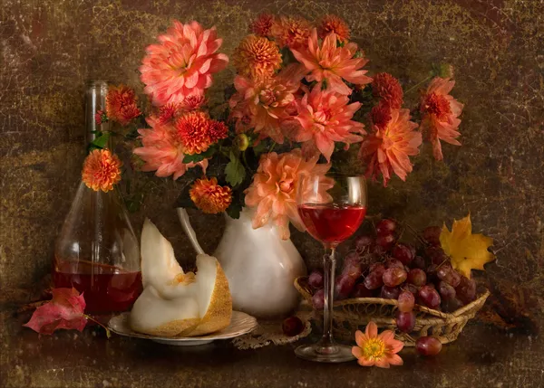 Nature morte avec fleurs d'automne, melon, raisins et vin — Photo