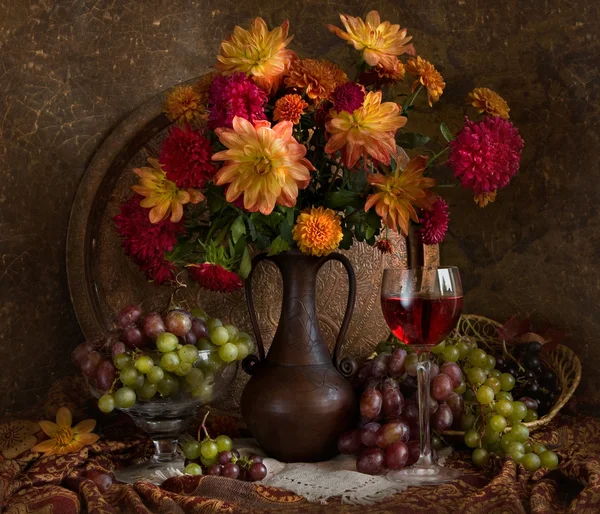 Sonbaharda çiçek, üzüm ve şarap ile natürmort — Stok fotoğraf