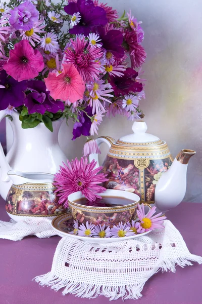 Martwa natura z kwiatami i herbatą — Zdjęcie stockowe