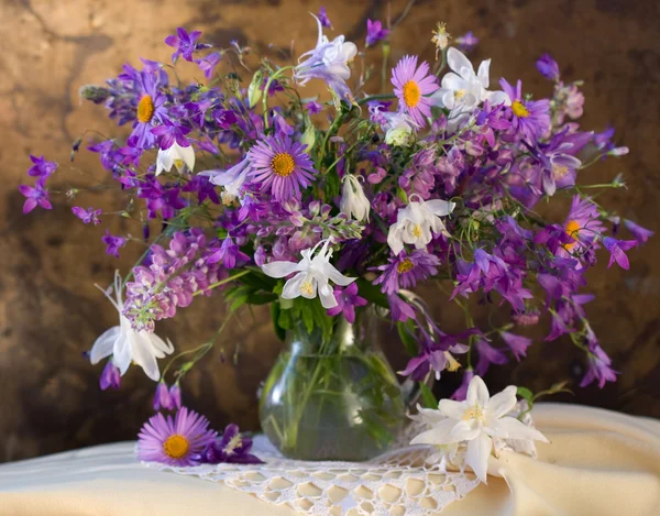 瓶の中の夏の花束 — ストック写真